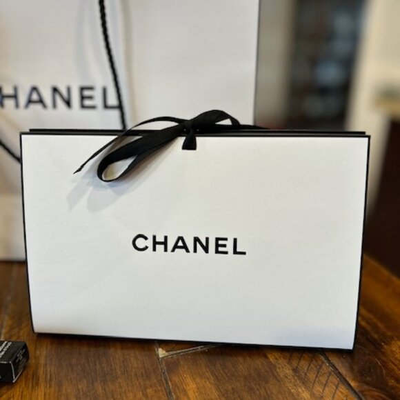 3 different sizes authentic Chanel shopping bags with Chanel eyeliner - Picture 3 of 5